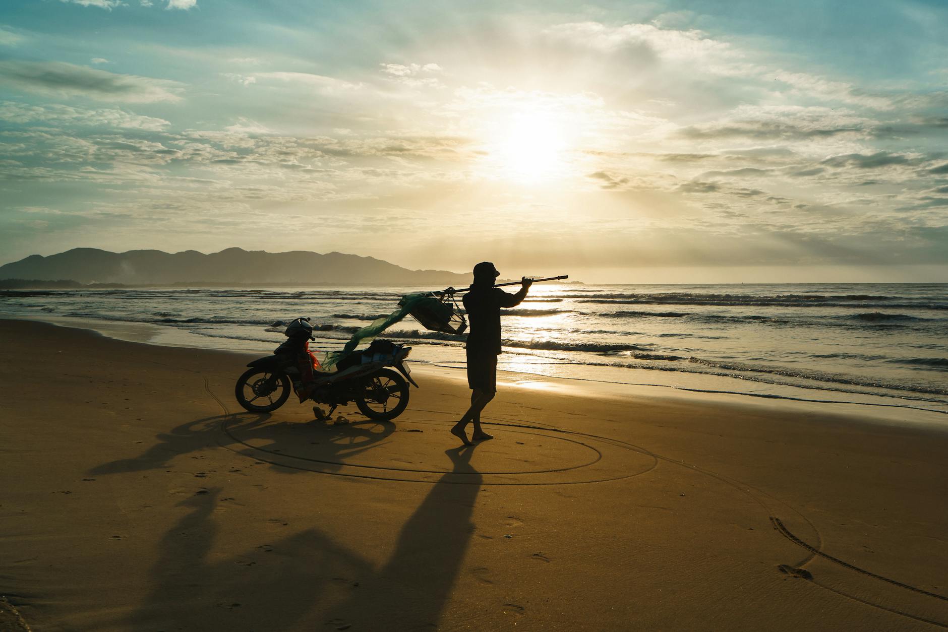 Người chơi quan sát thống kê tài xỉu trên điện thoại trước khi vào cược
